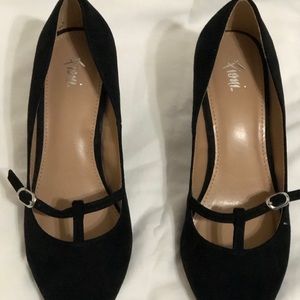 Black faux suede pumps
